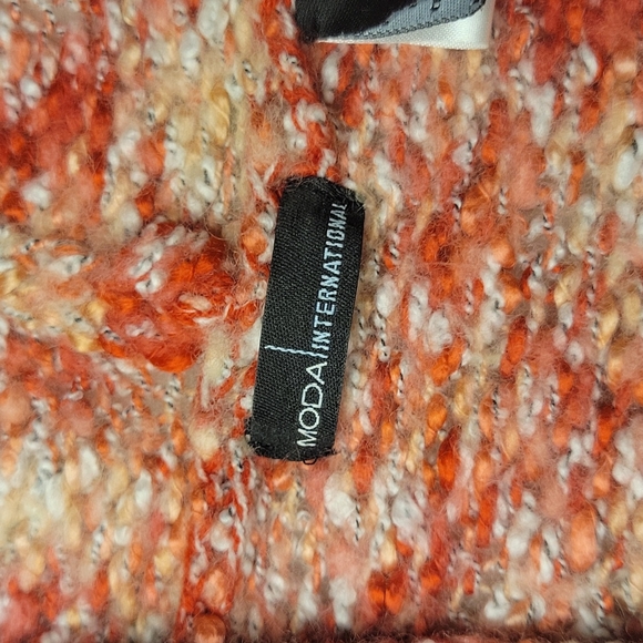 Moda Hooded Sweater - Picture 4 of 6